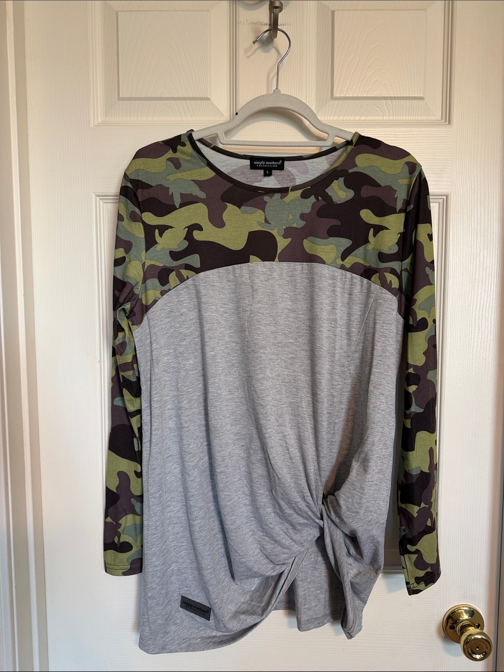 Simply Southern NWOT Gray/camo Top with front knot (0028)